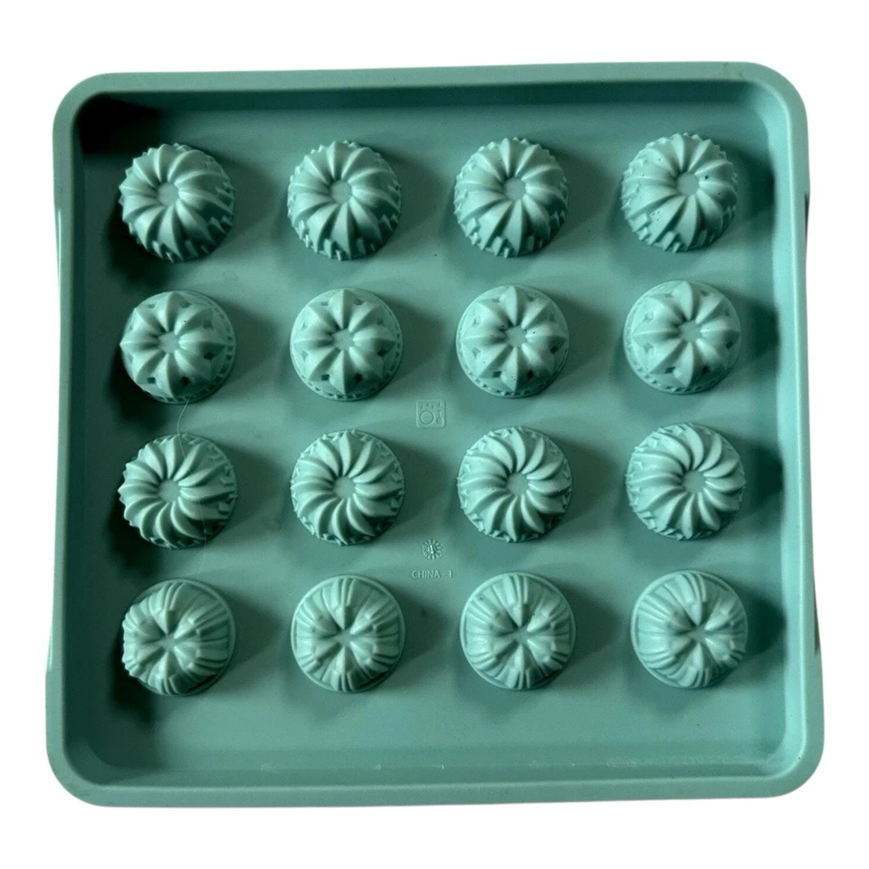 Pampered chef silicone fluted chocolate mold 8" X 8 ".  2 Pack - Image 3 of 3