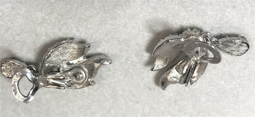 Vtg Small Clip Earrings Silver Tone Leaf With Dangle & Clear Stones All Over 1" - Picture 2 of 4