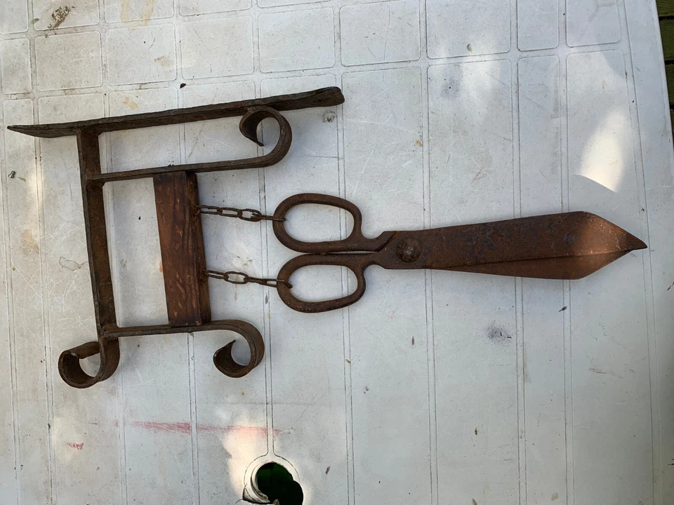 ANCIENNE ENSEIGNE DE DRAPIER EN FER ET BOIS - Photo 4/4