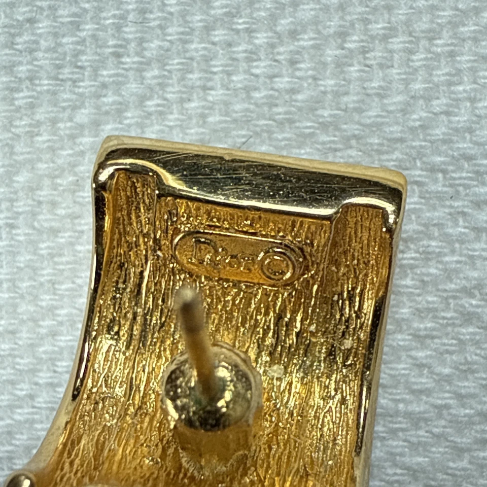 Pendientes brazalete Christian Dior con piedras centrales corte esmeralda y detalles negros Foto 3 de 4