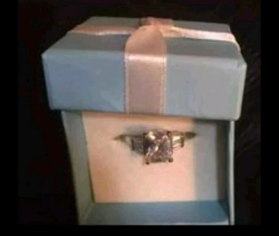 Anillo de compromiso con 3 piedras de circonita cúbica y tamaño incorporado. Brilla en luz Foto 4 de 4