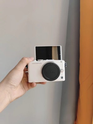 Olympus E-PL6 16MP Mirrorless Camera Only Body white - battery, charger