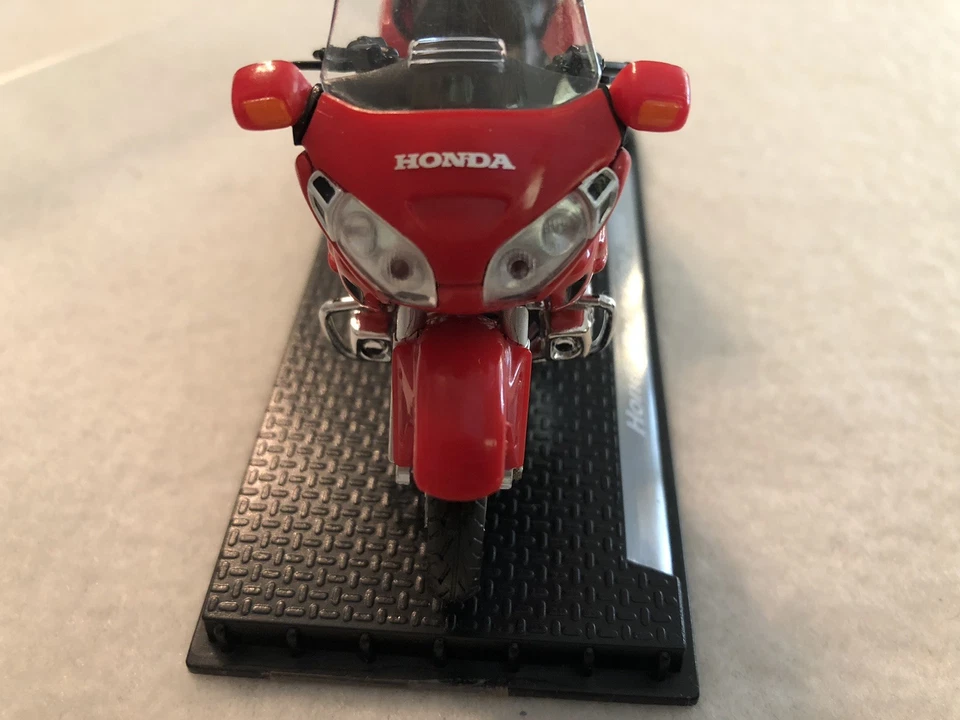 1/24 Scale Mini Honda Gold Wing 2004 Motorcycle Model Toy Bike Acrylic Box Red - Image 3 of 4