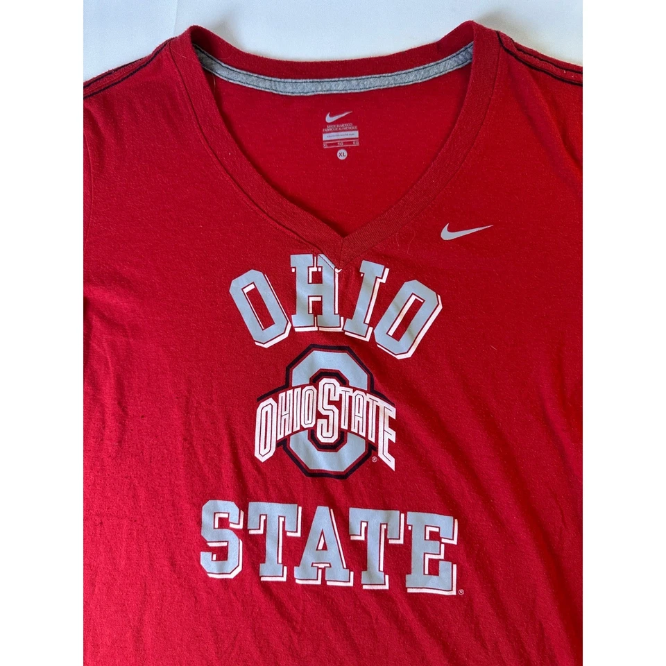Camiseta Nike Ohio State Buckeyes feminina GG gola V vermelha manga curta - Imagem 2 de 4