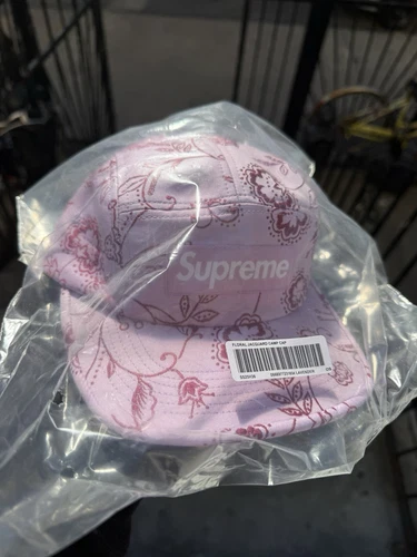 Casquette de camp tissée jacquard floral suprême lavande SS25 neuve en main envoi rapide ?