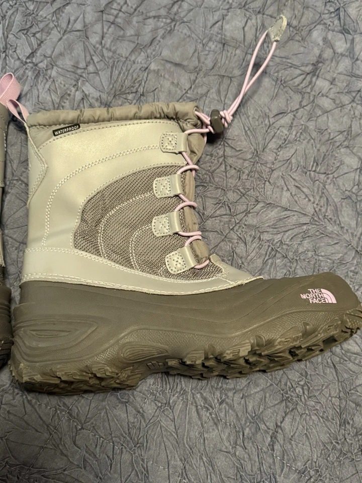Botas de invierno The North Face para niños ThermaFelt Plus talla 4 falta forro en una bota Foto 3 de 4