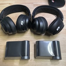 SteelSeries Arctis Nova Pro Wireless Multi-Sy...
