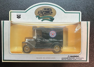 Vintage Chevron Die-Cast ,Chevron/ Standard Oil ,1927 Pearl Oil Van