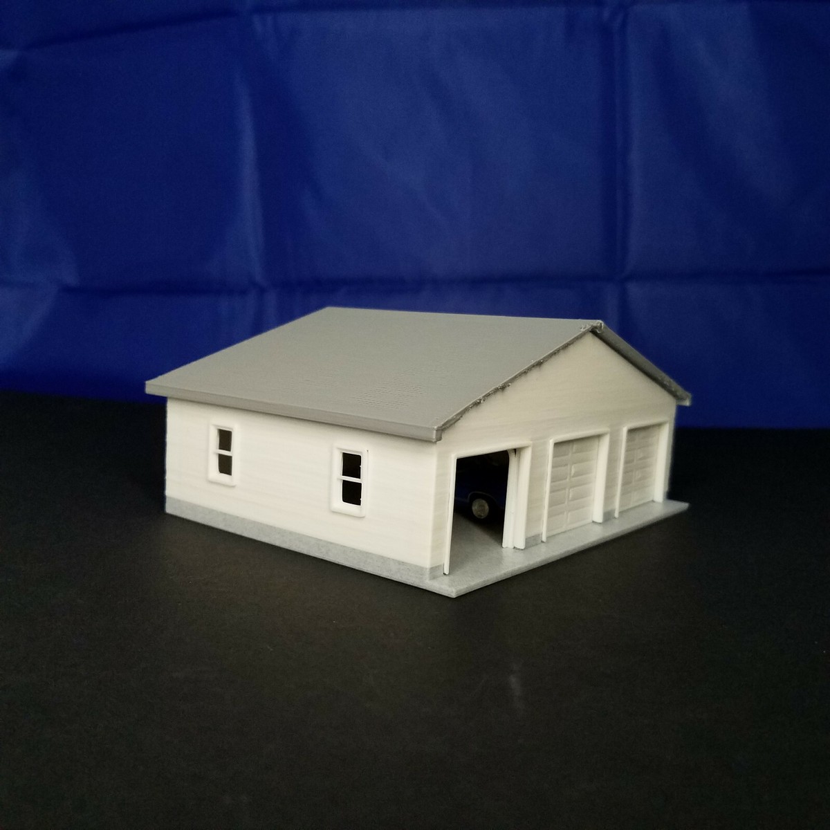 HO Scale 1:87 - 3 Car Garage with Opened and Closed Garage Door