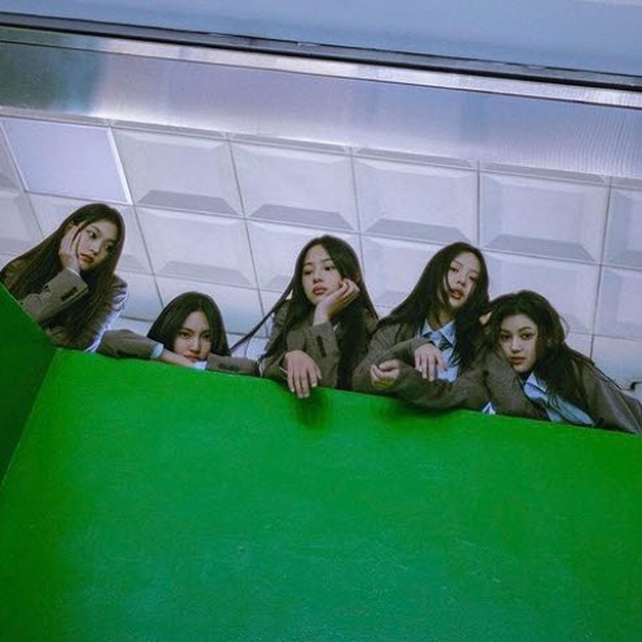 NEWJEANS [OMG] 1st Winter Single Album WEVERSE Ver./QR Card+Lyrics