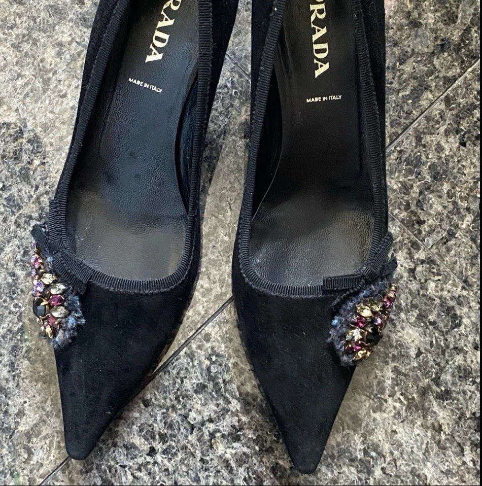 Zapato puntiagudo de cuero con lazo de cristal de gamuza de metal de gamuza con diamantes de imitación PRADA Foto 3 de 4