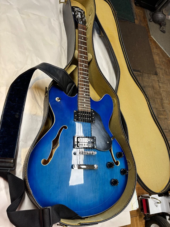 Guitarra Eléctrica Oscar Schmidt OE-30 Delta King Semi Hueca Azul con Estuche Foto 2 de 4