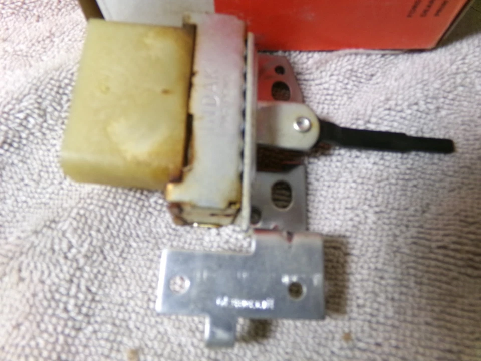 Interruptor de calefacción NOS E8TZ 18578-A, se adapta a Ford Bronco II y Ranger 1988 Foto 2 de 4