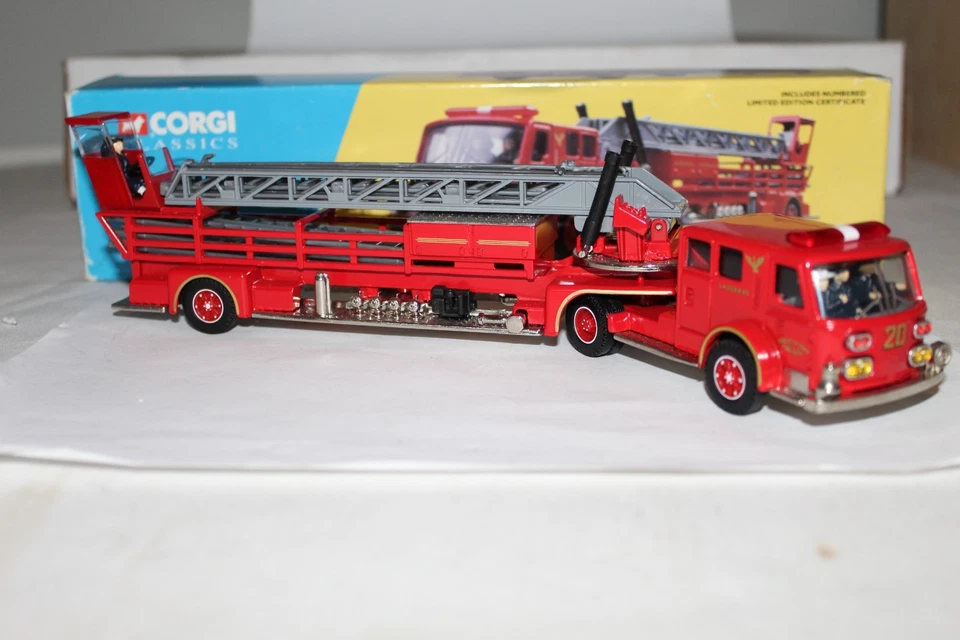 CORGI CLASSICS American LaFrance Aerial Ladder Truck Boston Fire Dept. Ladder 20 - Image 2 of 4