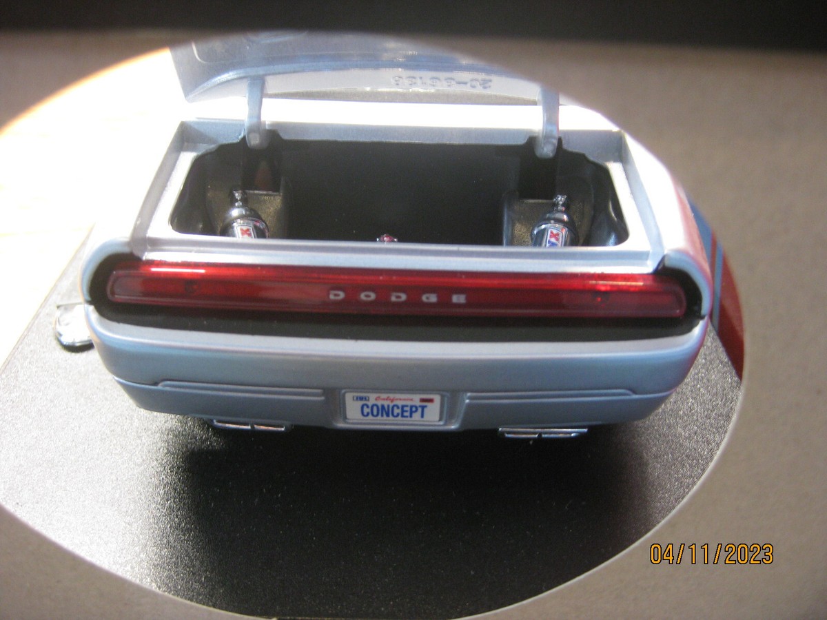 ミニカー MAISTO DODGE CHALLENGER 2006 PRO-RODZ 1/18 SCALE 2006 DODGE CHALLENGER CONCEPT - SILVER BY MAISTO