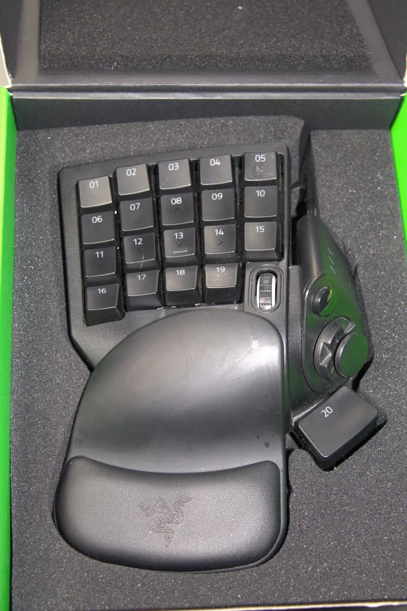 Razer Tartarus Pro (RZ07-03110100-R3U1) 32 Programmable Switches Gaming Keypad -