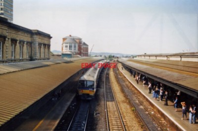 FOTOLESUNG GW BAHNHOF BLICK WESTWÄRTS ÜBER DEM EINSAMEN HAUPTPLATZ UNTEN