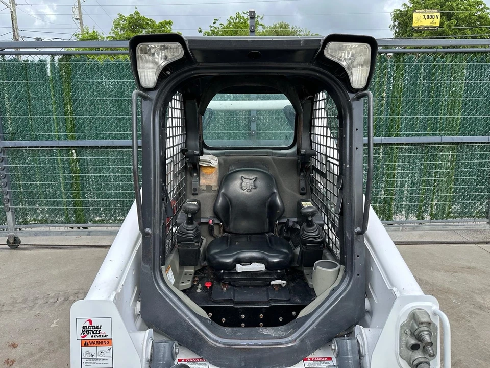 Bobcat T595 2019 cabina abierta - controles de joystick - sin definición - excelentes pistas Foto 4 de 4