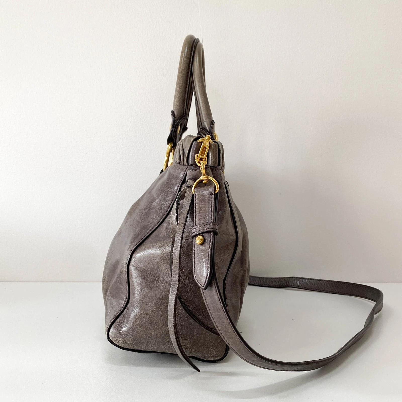 Borsa a tracolla manico in pelle grigia MIU MIU Vitello Bauletto