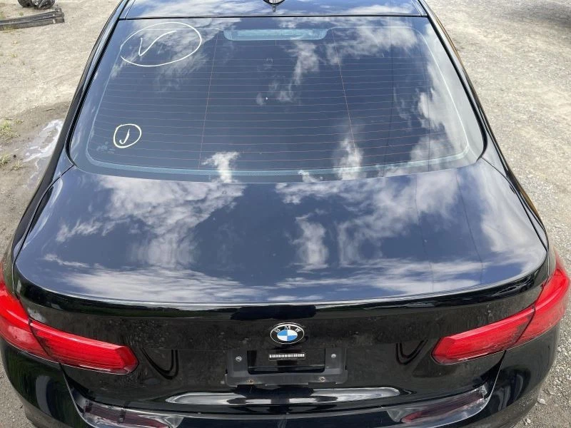 BMW 330i 2017 tapa de cubierta negra Foto 2 de 4