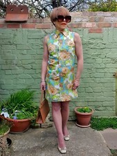 Abito vintage anni 60 senza maniche verde floreale con colletti a pugnale, in taglia A 8