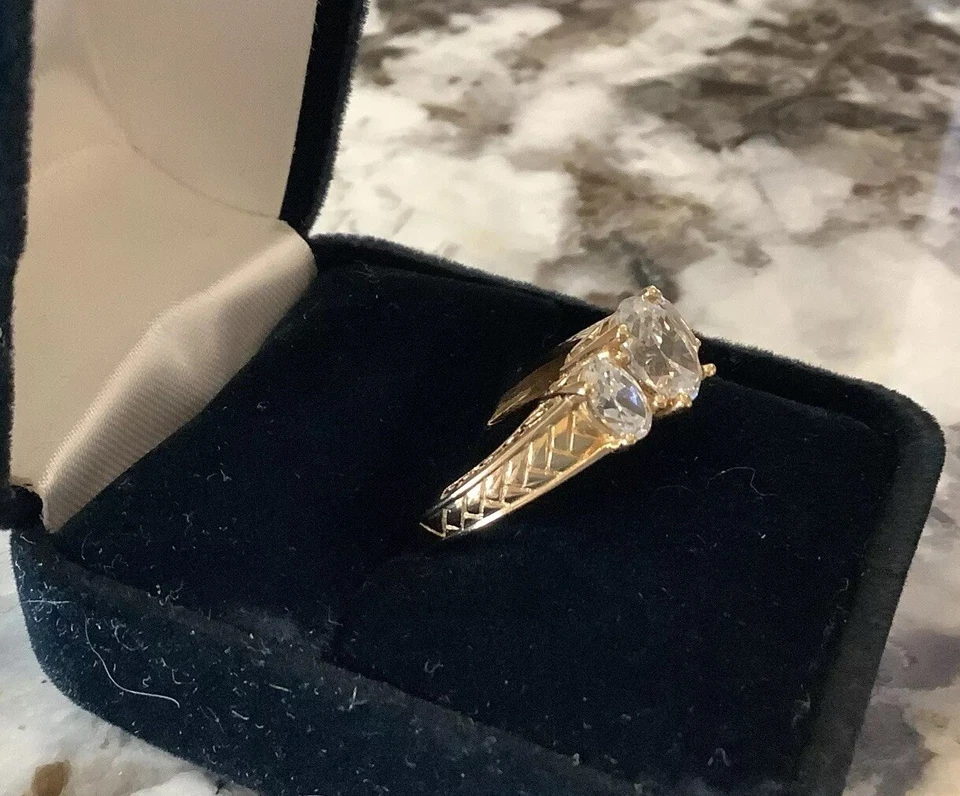 14 K 3 Stone Diamonique Simulated Diamond Ring Size 9 - Изображение 3 из 4