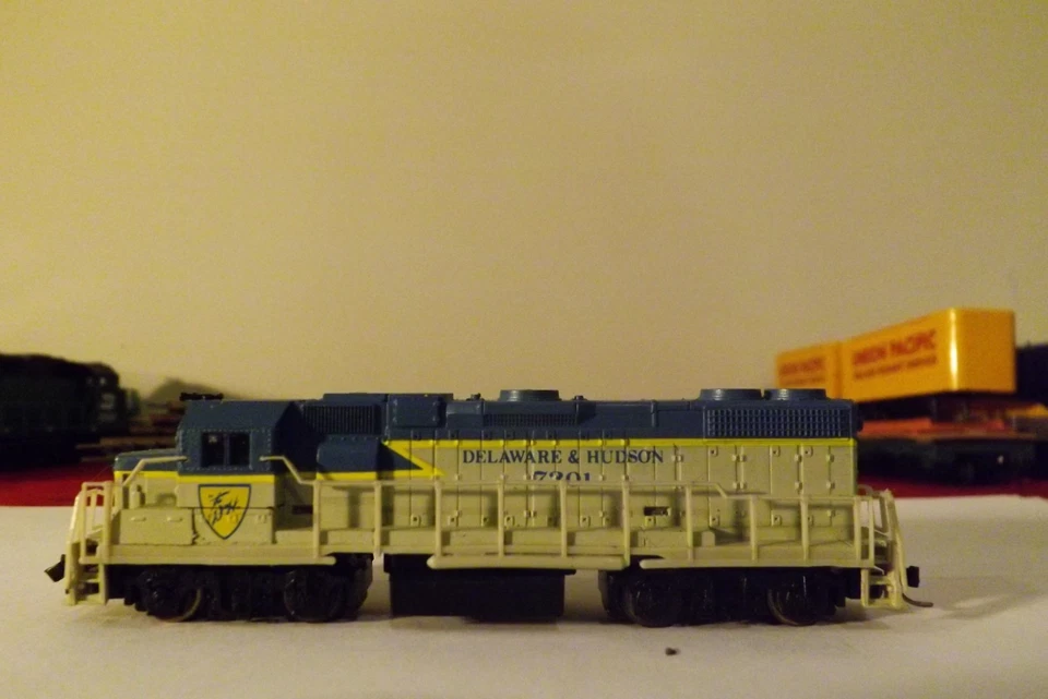 Life-Like N Scale GP38 Locomotive D&H #7301 - Image 4 of 4