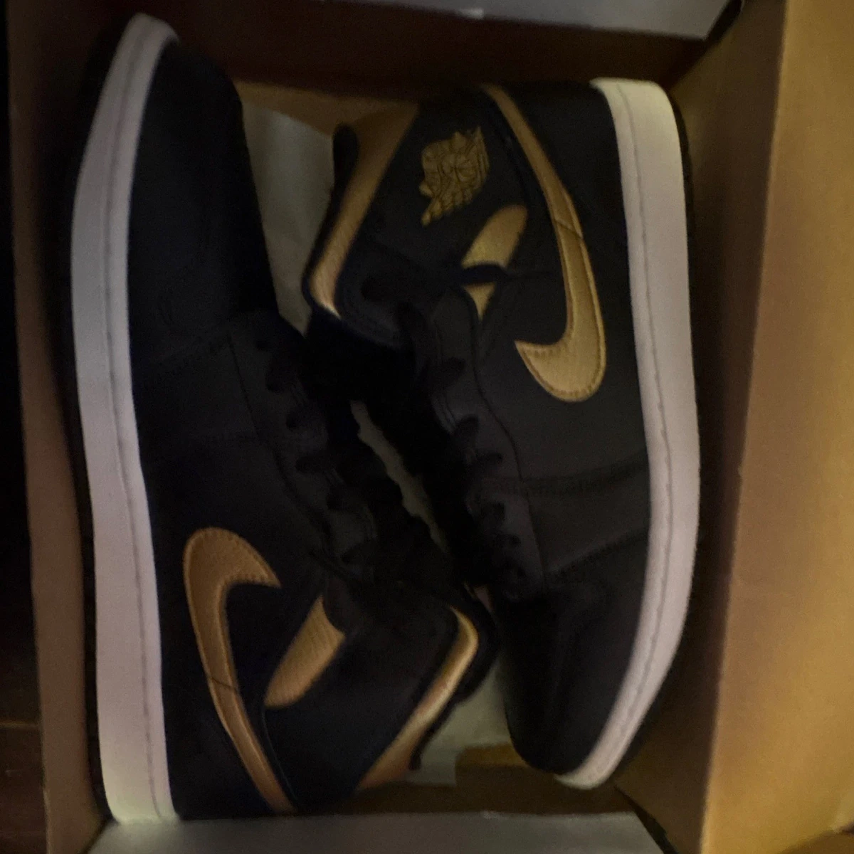 Preços baixos em Jordan 1 Mid Black Metallic Gold | eBay