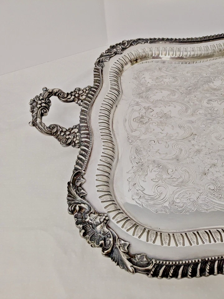 Crown Silver Co. Bandeja con patas de placa de plata asas 30" bayas frondosas perforadas ornamentadas Foto 3 de 4