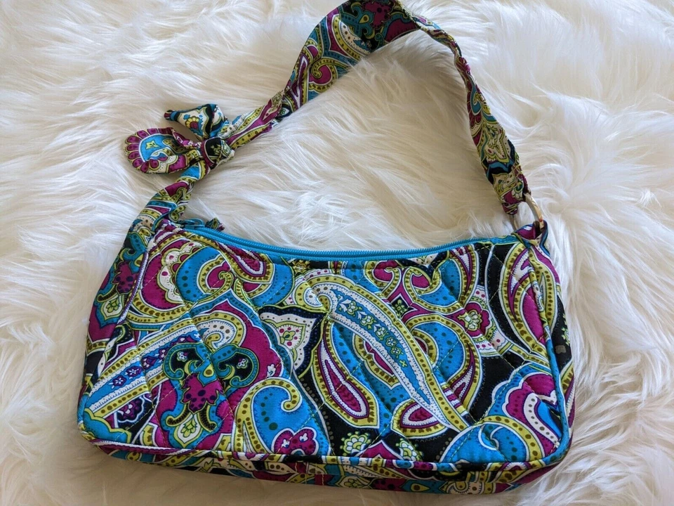 Lindo Bolso de Hombro Vera Bradley de Seda con Azul Rojo Paisley P, Patrón, Raro, Usado en Excelente Condición Foto 3 de 4