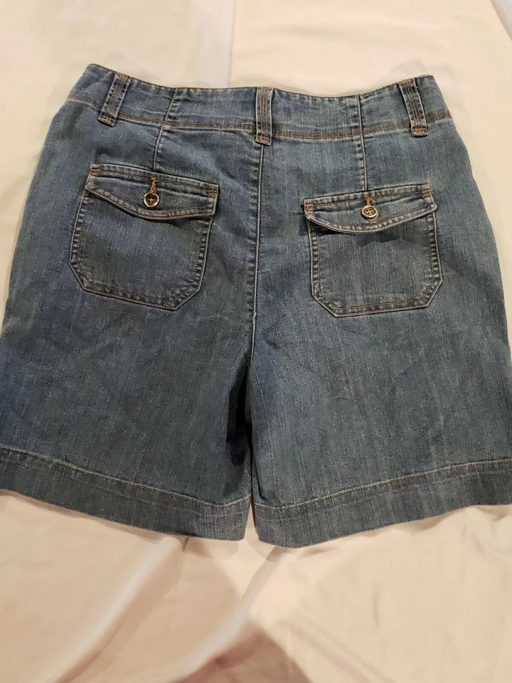 Bermuda jeans stretch feminina Christopher & Banks lavagem leve jeans tamanho 4 - Imagem 3 de 3