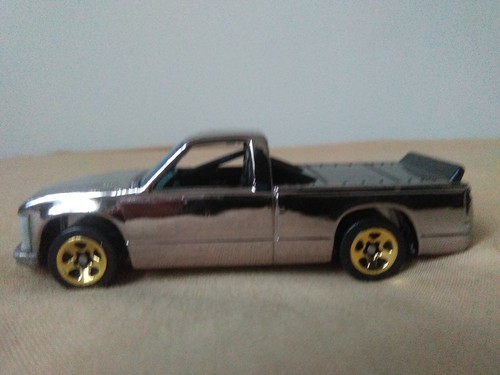 Preciosa miniatura 1:64 Hot Wheels Shiners. Chevy 1500 Pick Up. - Imagen 2 de 10