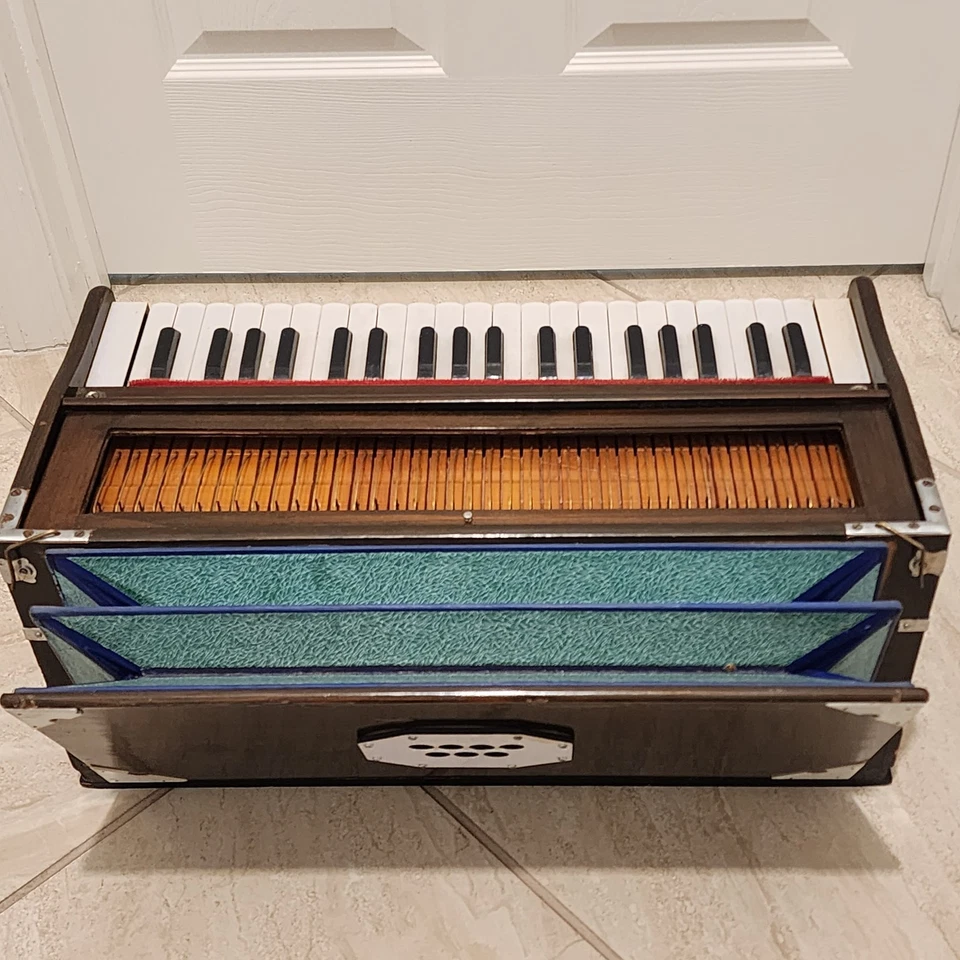 Instrumento musical HARMONIUM 39 teclas ** Se vende como está para piezas / reparación ** Foto 3 de 4