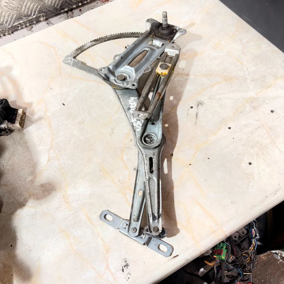 VAUXHALL CORSA C PASSENGER SIDE FRONT WINDOW REGULATOR  MANUAL WINDER 2000-2006 - Image 2 of 4