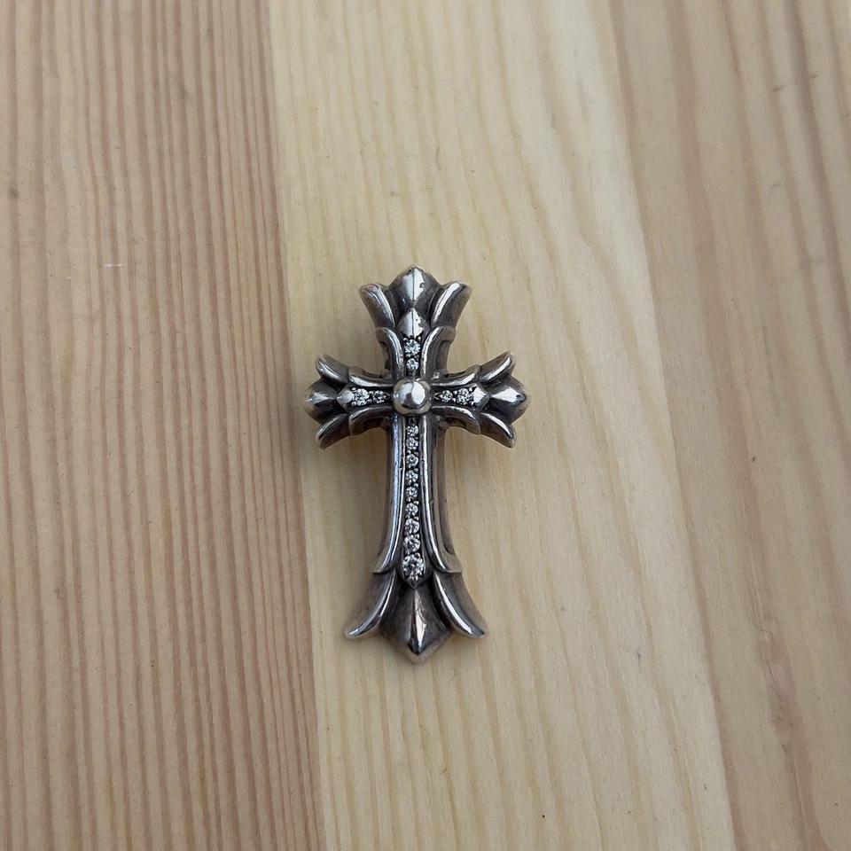 Corazones Cromados Doble Cruz Pavé Diamante con Cadena de Papel Foto 2 de 4