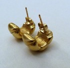 DESIGNER SIGNED C CROSS C 750 18K GOLD PUFFED QUILTED HUGGIE EMBOSSED EARRINGS — photo 7
