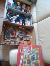 LOT ACTION JOE BOITE FIGURINE ACCESSOIRES VETEMENTS ARMES BIG JIM MAN