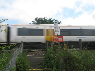 Foto 6x4 Zug am Bahnübergang bei Shepherd's Farm Charing Heath This c2009