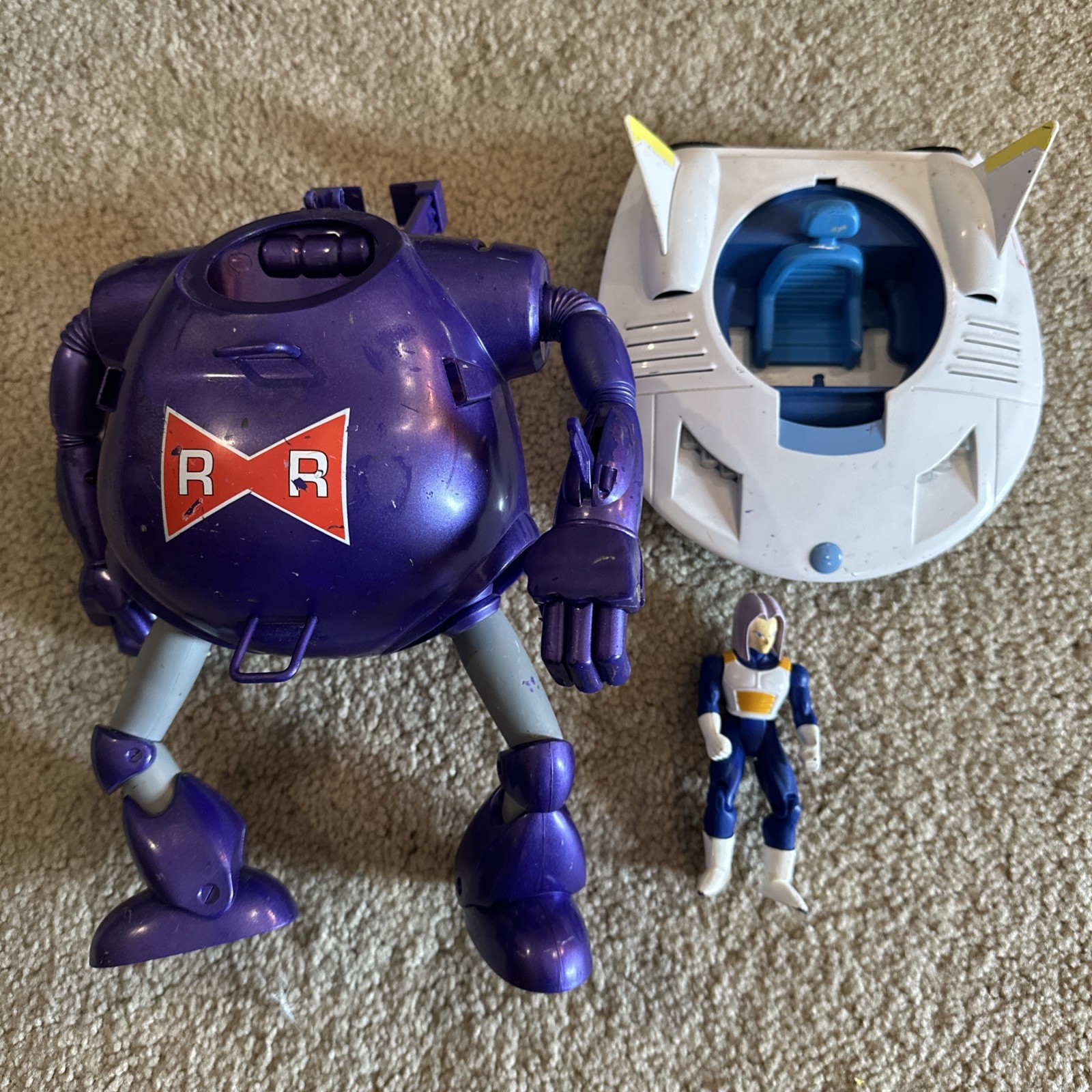 Dragon Ball Z 2002 Red Ribbon traje de batalla y baúles coche flotante con figura