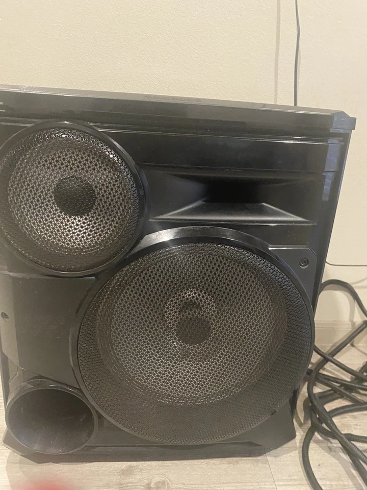 Sistema de sonido Samsung MX-HS8500 Giga 2.2 Bluetooth viene con dos estéreo grandes Foto 3 de 4