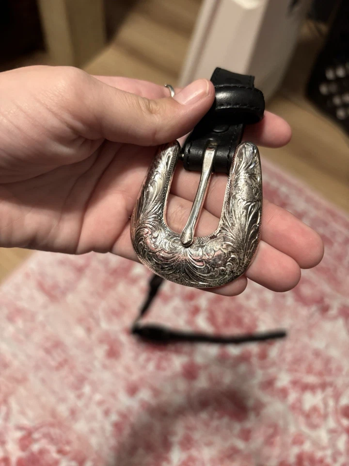 Cinturón Tony Lama usado talla 30 cuero negro estilo occidental hebilla plateada Foto 2 de 3