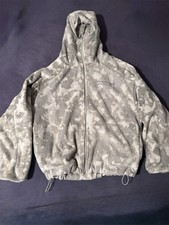 Graue camo Fleecejacke von More Money More Lo...