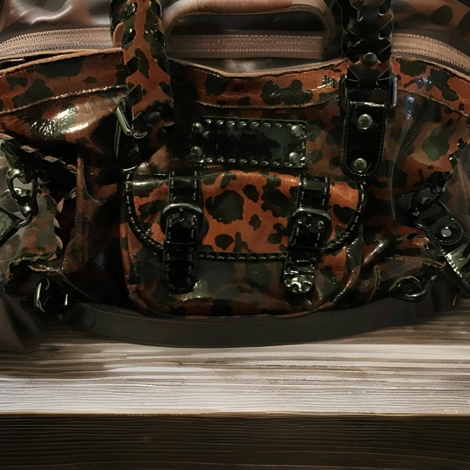 CARLA MANCINI - BOLSO DE MANO DE CUERO CON ESTAMPADO ANIMAL BRILLANTE Foto 3 de 4