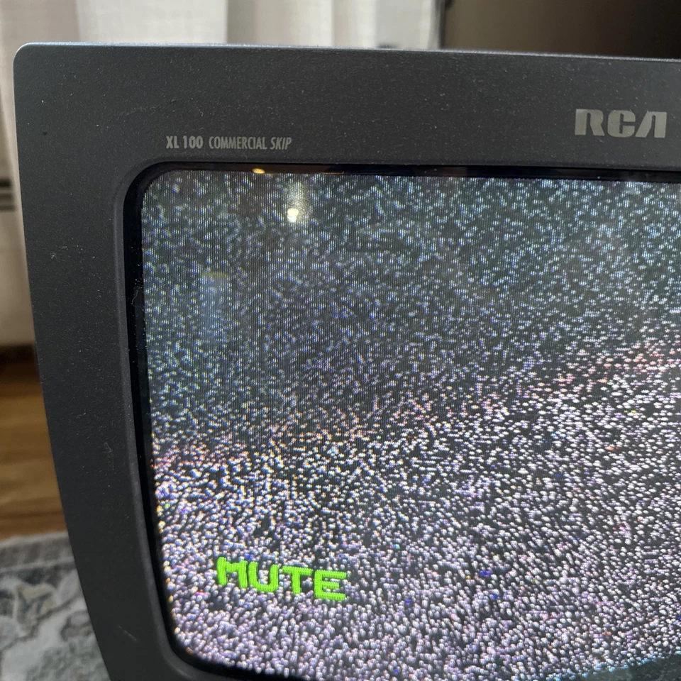 RCA XL 100 COMMERCIAL SKIP 13" CRT TV RETRO GAMING W/ ORIGINAL REMOTE 1997 COAX - Image 2 of 4
