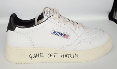 Sneaker Damenschuhe Autry Medalist Low weiß mit Schriftzug und Ferse schwarz