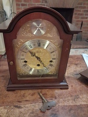 Hermle Bethnal 8 Tage mechanische Westminster Glockenspiel Kaminuhr, schwebende Unruh