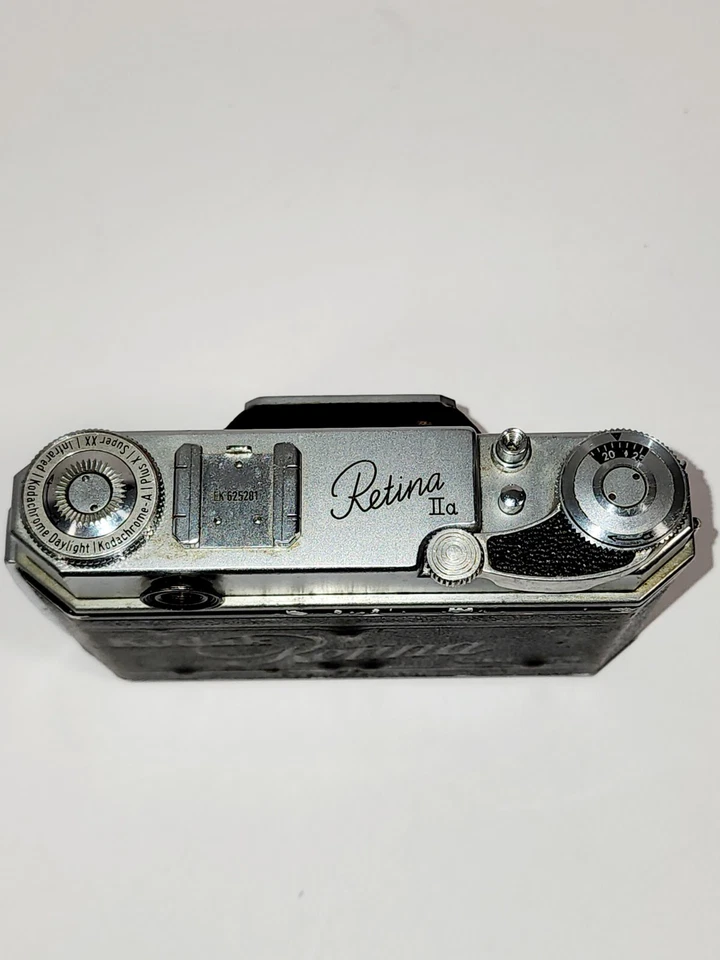 Cámara Kodak Retina IIa con lente de xenón Schneider Kreuznach 50 mm F/2 Synchro Com Foto 3 de 4