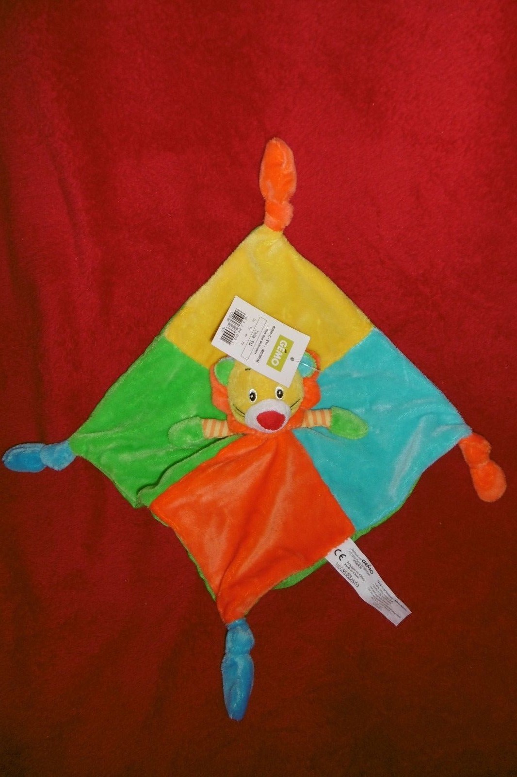 Doudou lion Gémo plat pour apaiser les poussées dentaires de bébé