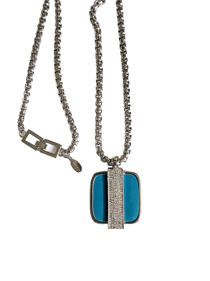 Collar colgante Ann Taylor tono plata con esmalte azul y pavé piedras transparentes Foto 2 de 4