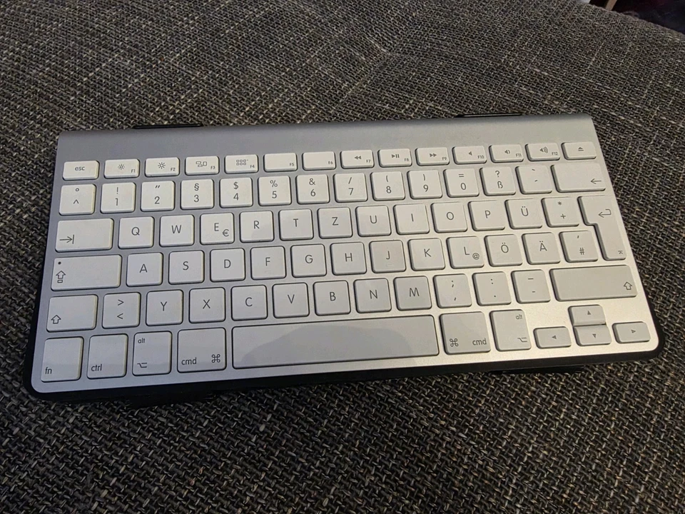 Apple Wireless Keyboard A1314 - QWERTZ, Deutsch, Silber/Weiß